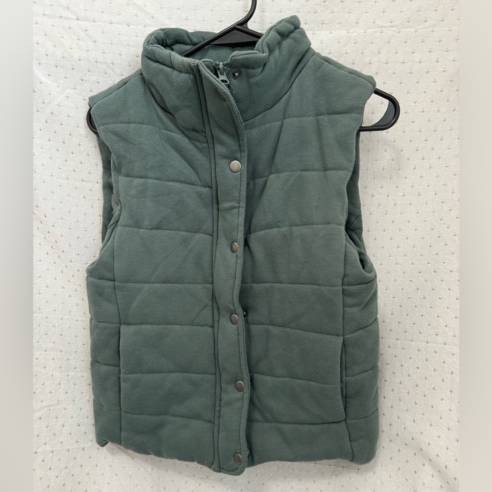 Green, puffy, vest.